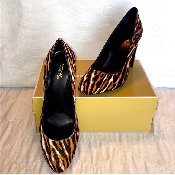 Michael Kors Pump Dark Camel Size 9 NIB - Picture 2 of 14